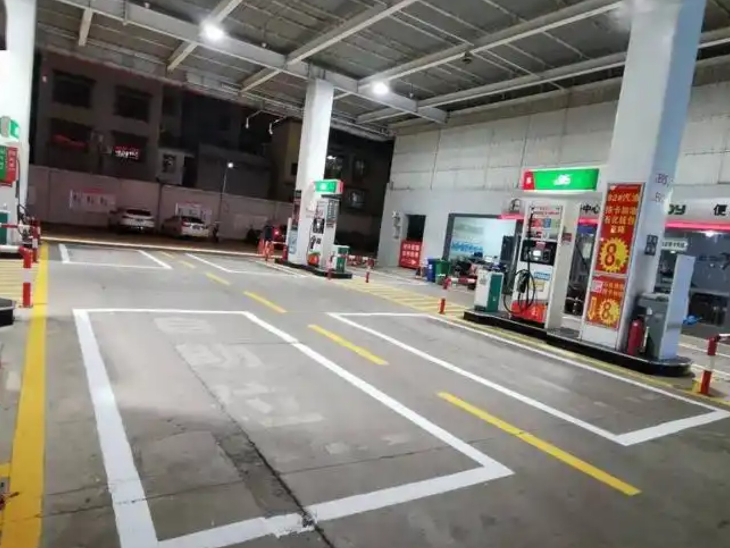 区分道路划线与停车场划线，选材各有讲究